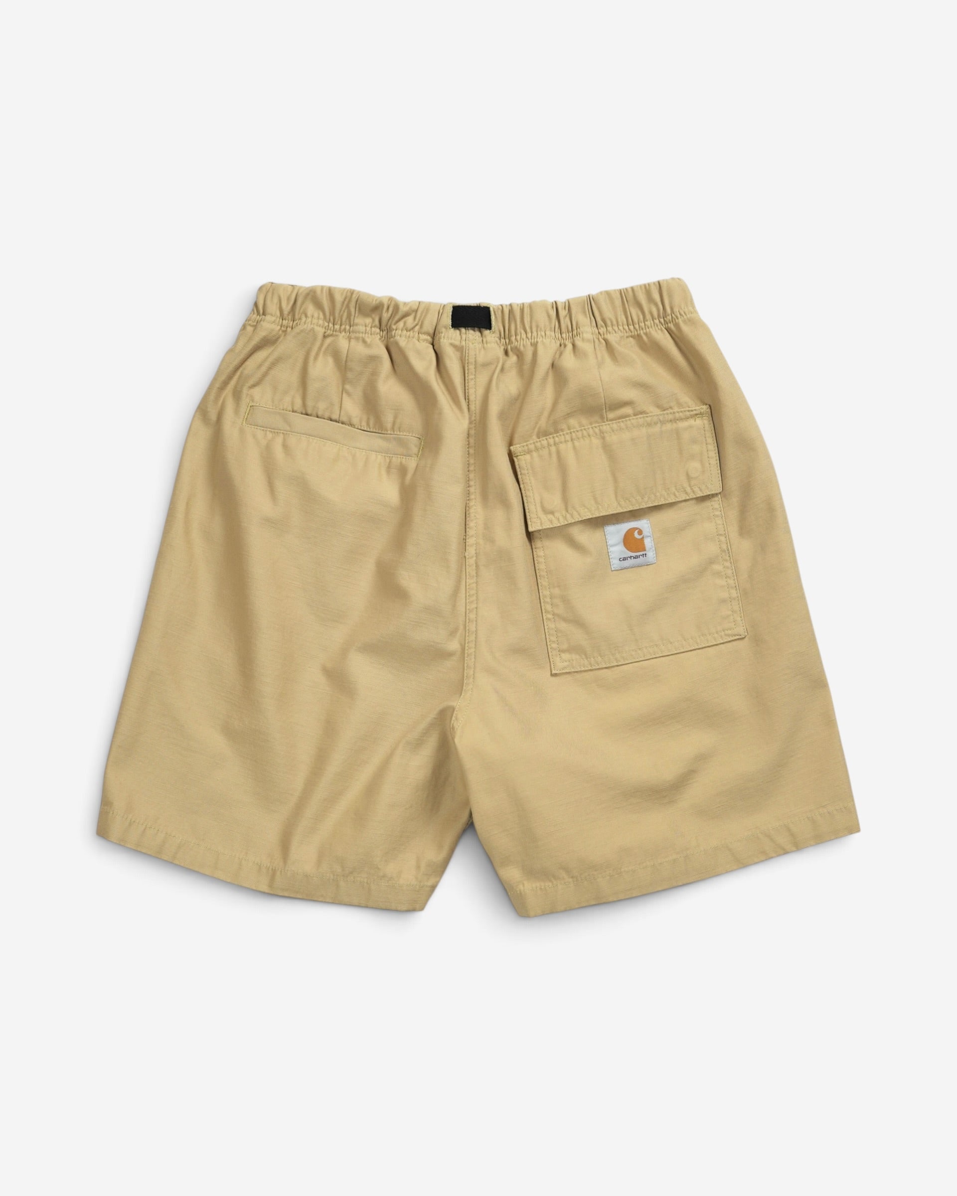 Бежеві чоловічі шорти Carhartt WIP, вигляд ззаду. Еластичний пояс, одна задня кишеня з клапаном та фірмовим квадратним логотипом бренду.