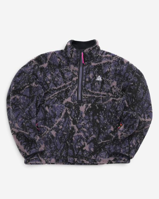 Чоловічий флісовий анорак Nike ACG фіолетово-чорного кольору з абстрактним мармуровим принтом, високим коміром на блискавці 1/2 та білим вишитим логотипом.