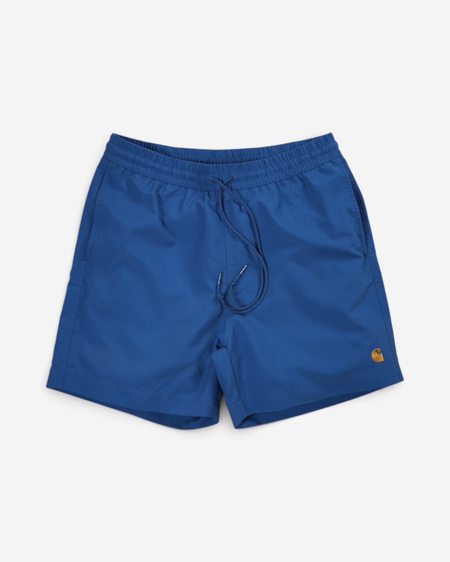 Сині чоловічі шорти для плавання Carhartt WIP із регульованим еластичним поясом на шнурку та маленьким золотистим фірмовим логотипом.