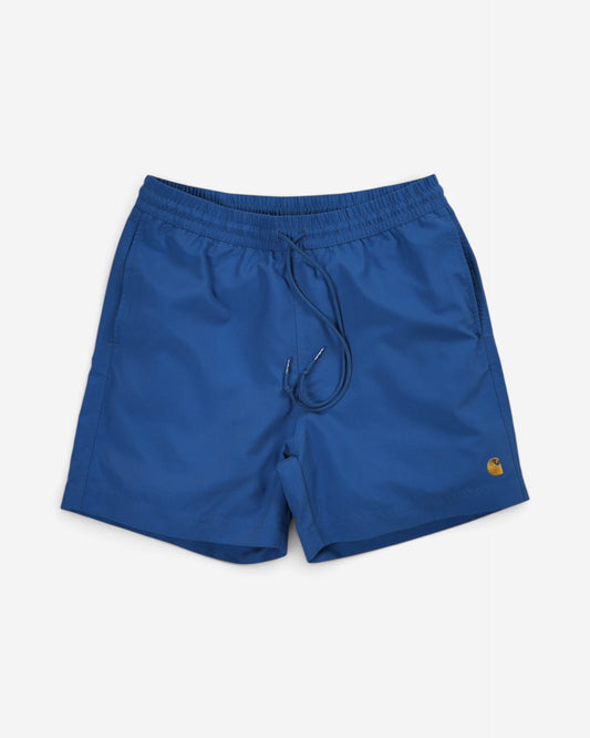 Сині чоловічі шорти для плавання Carhartt WIP із регульованим еластичним поясом на шнурку та маленьким золотистим фірмовим логотипом.