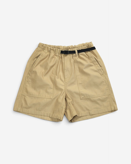 Бежеві чоловічі шорти Carhartt WIP, вигляд ззаду. Еластичний пояс, одна задня кишеня з клапаном та фірмовим квадратним логотипом бренду.