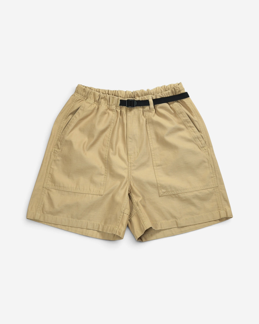 Бежеві чоловічі шорти Carhartt WIP, вигляд ззаду. Еластичний пояс, одна задня кишеня з клапаном та фірмовим квадратним логотипом бренду.