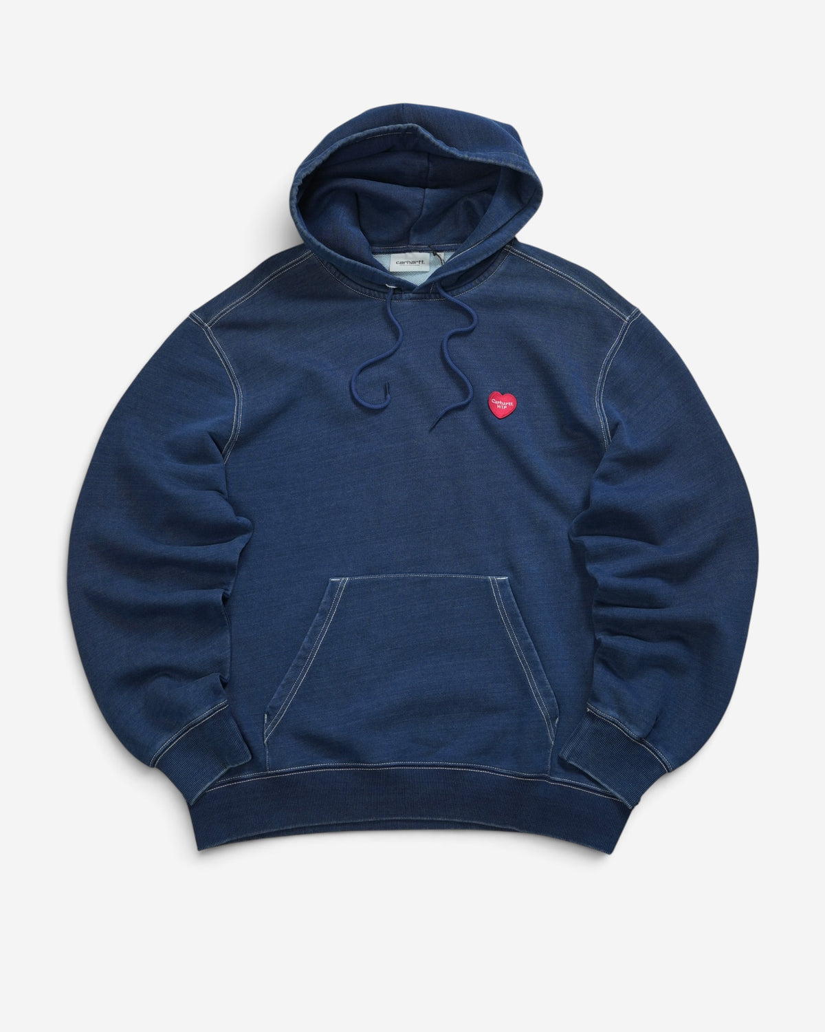 Чоловіче синє худі Carhartt WIP Hooded Ingo з контрастною білою строчкою, капюшоном та червоною нашивкою у формі серця на грудях.