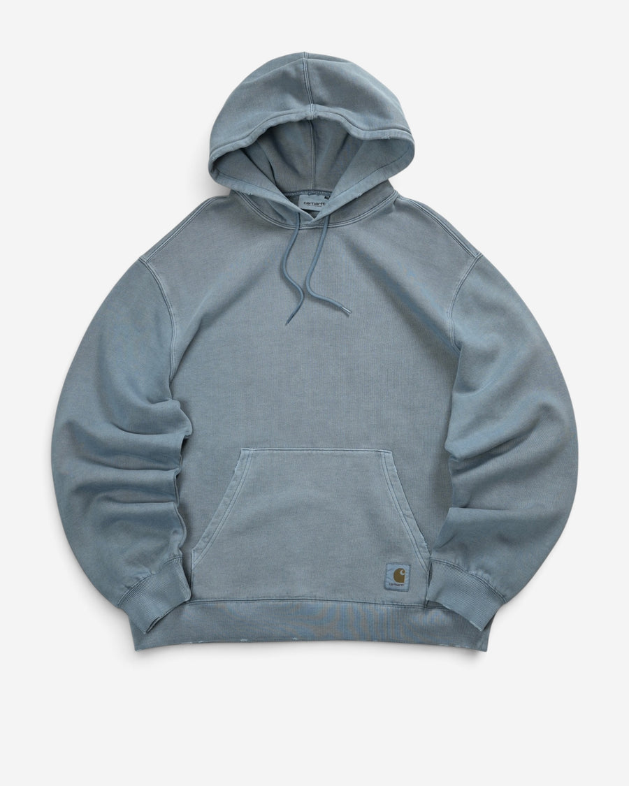 Блакитно-сіре чоловіче худі Carhartt WIP із вимитим ефектом на швах, капюшоном на шнурках та квадратною нашивкою з логотипом на кишені.