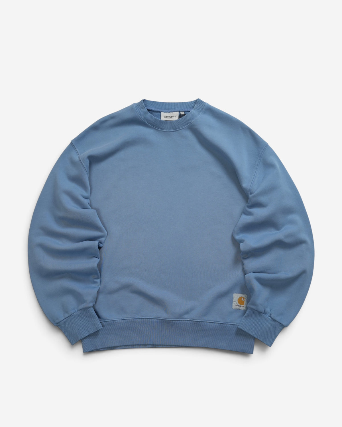 Чоловічий блакитний світшот Carhartt WIP Hudson з ефектом виварювання та фірмовою квадратною нашивкою внизу ліворуч.
