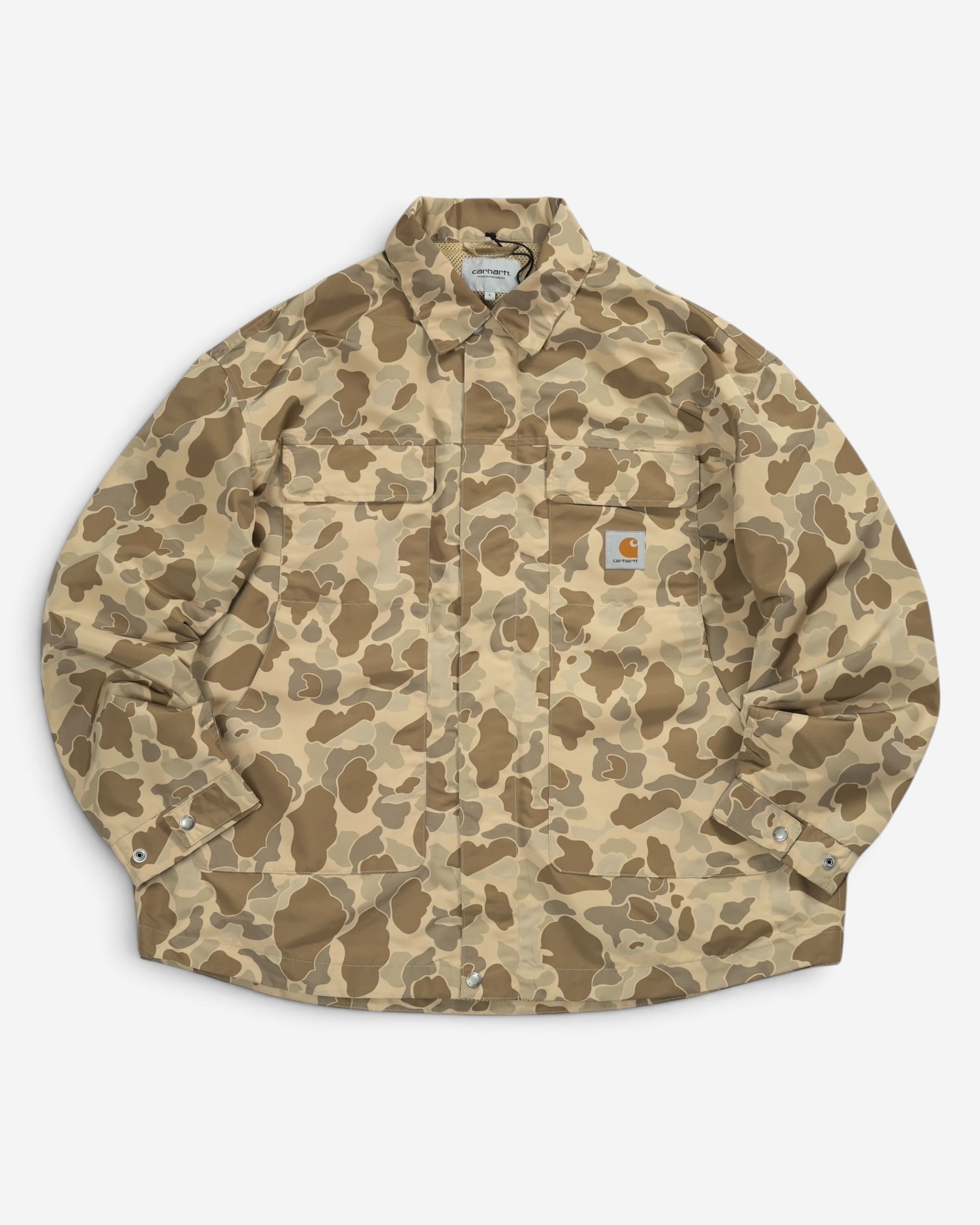 Легка камуфляжна куртка-сорочка Carhartt WIP пісочно-бежевого кольору з відкладним коміром та двома накладними кишенями на грудях.