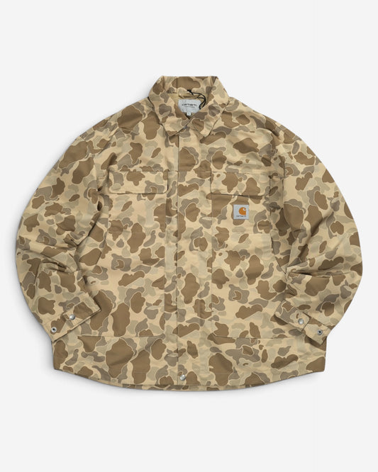 Легка камуфляжна куртка-сорочка Carhartt WIP пісочно-бежевого кольору з відкладним коміром та двома накладними кишенями на грудях.