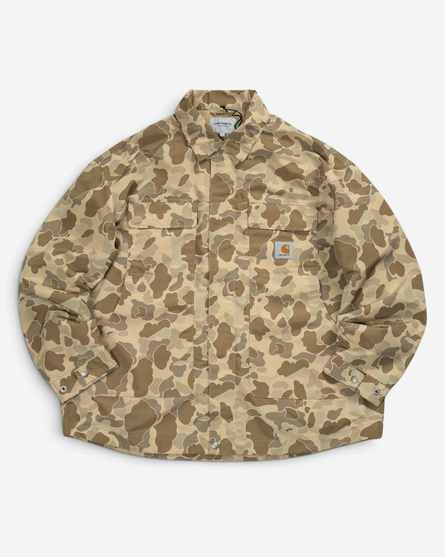 Легка камуфляжна куртка-сорочка Carhartt WIP пісочно-бежевого кольору з відкладним коміром та двома накладними кишенями на грудях.
