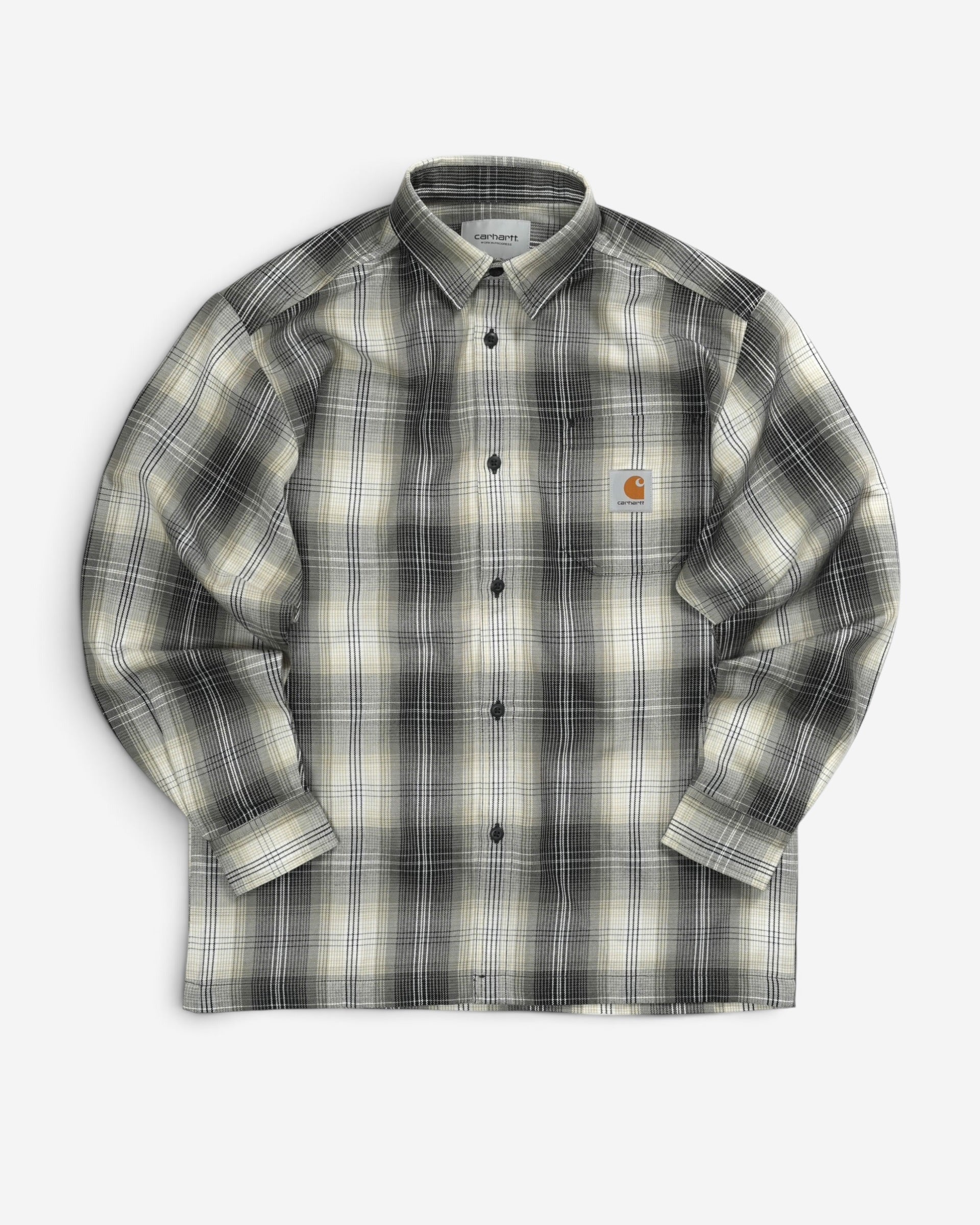 Чоловіча сорочка в клітинку Carhartt WIP сіро-білого відтінку з довгим рукавом, відкладним коміром та квадратним логотипом на лівій кишені.
