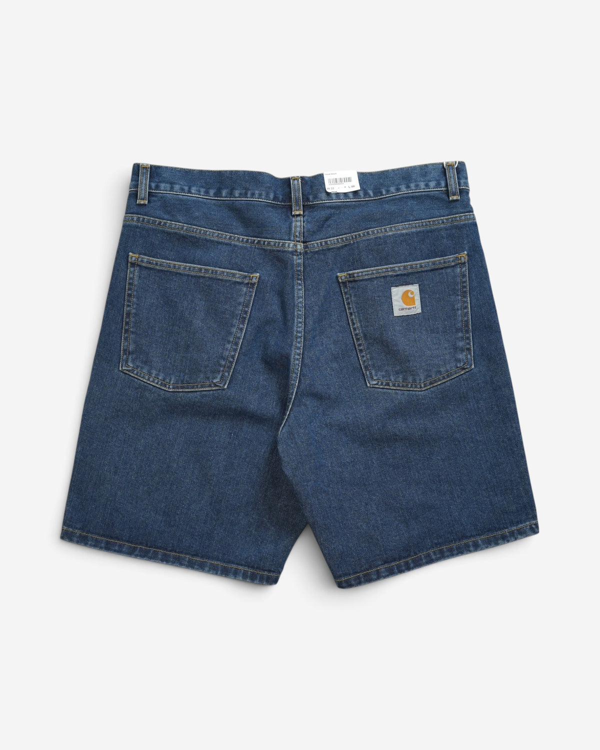 Чоловічі джинсові шорти Carhartt WIP Newel Short синього кольору з фірмовою квадратною нашивкою на задній кишені.