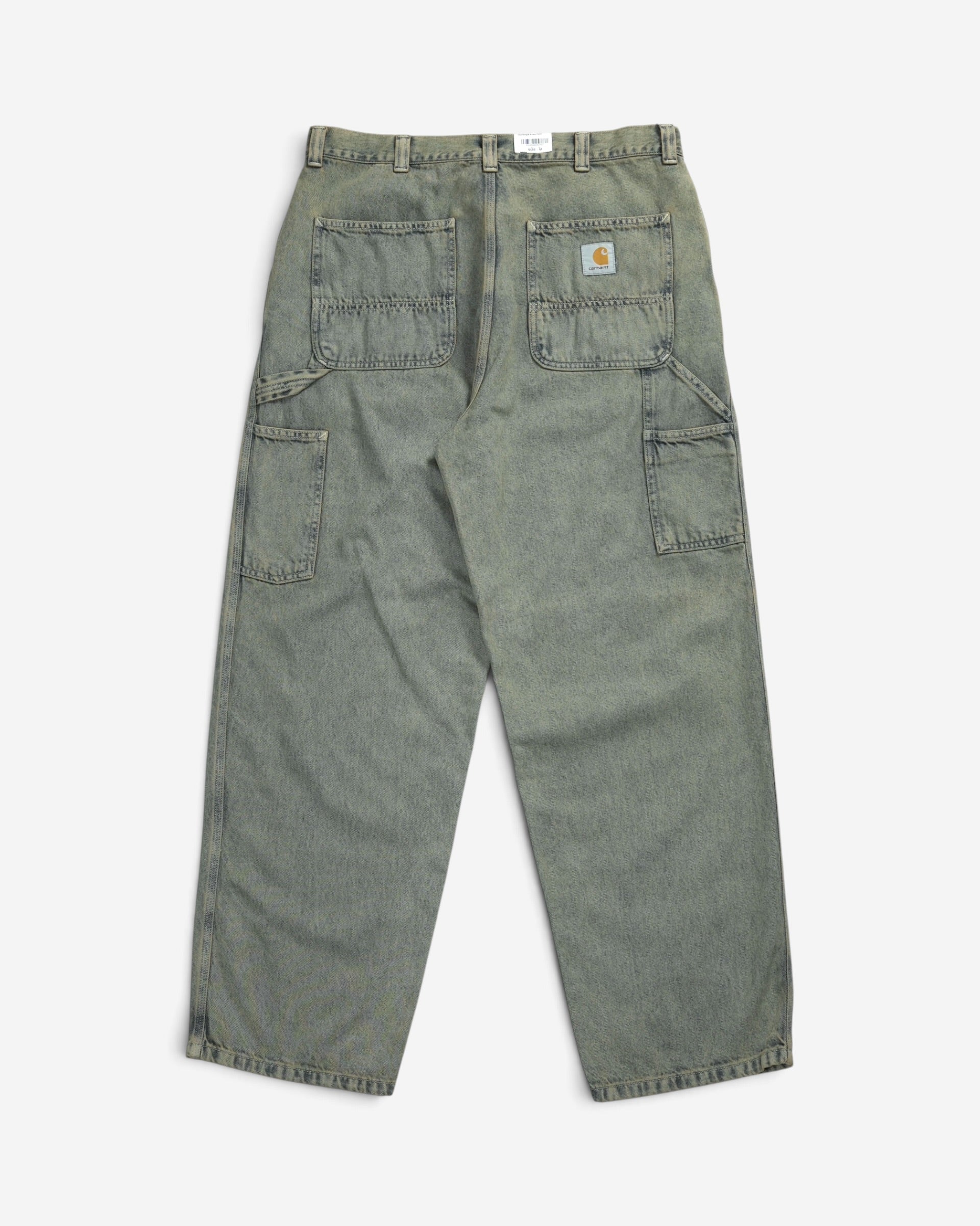 Зелено-сірі робочі штани Carhartt WIP OG Single Knee Pant, вигляд ззаду, з утилітарними кишенями, потрійними швами та фірмовою нашивкою.