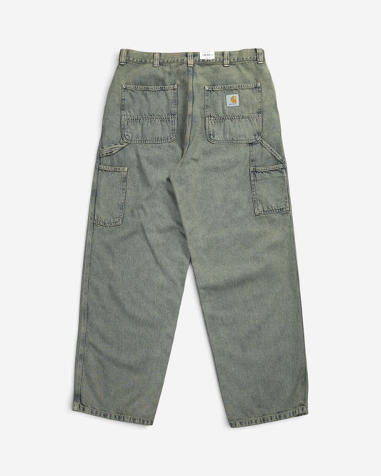 Зелено-сірі робочі штани Carhartt WIP OG Single Knee Pant, вигляд ззаду, з утилітарними кишенями, потрійними швами та фірмовою нашивкою.