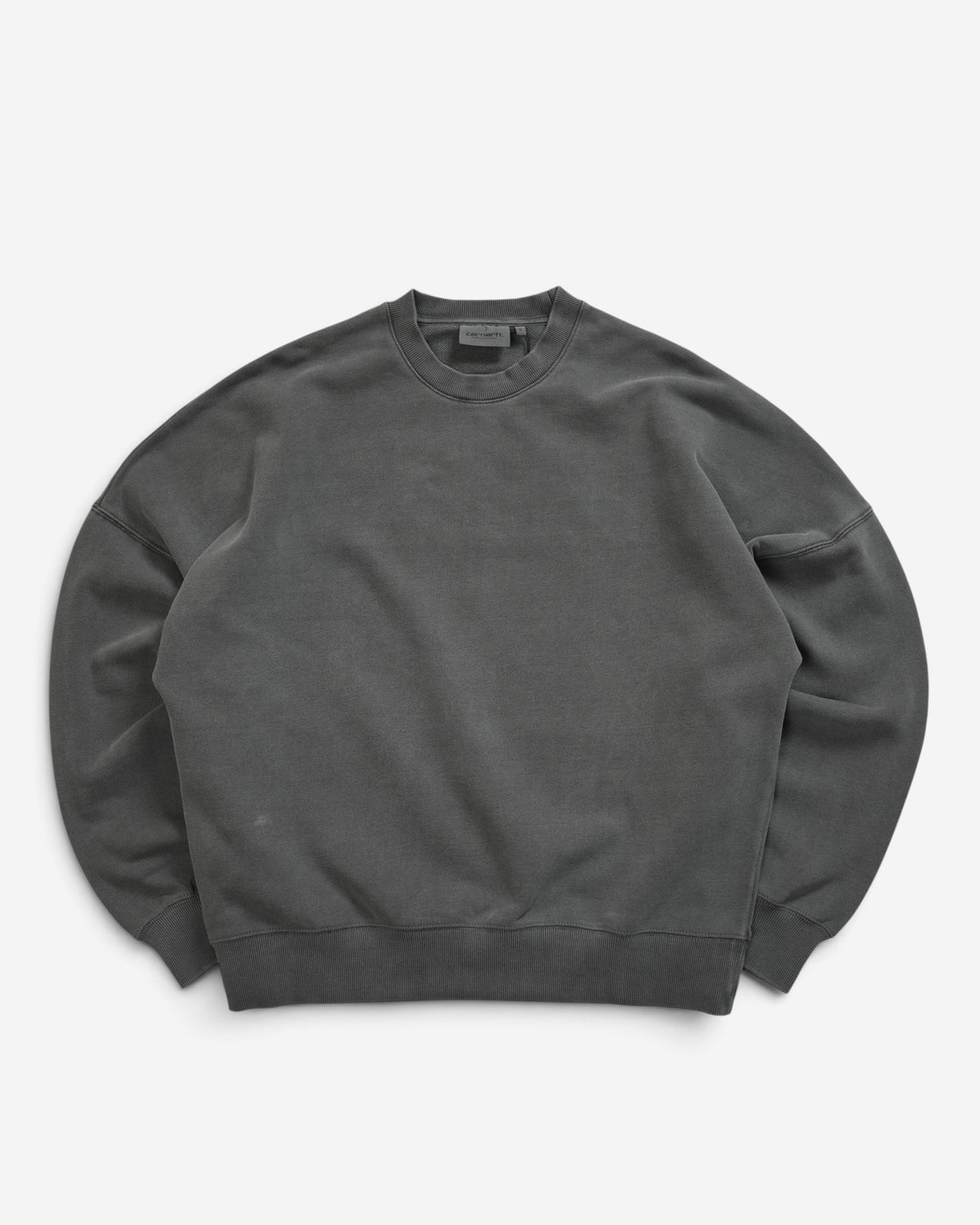 Чоловічий графітовий світшот Carhartt WIP RGGD з ефектом прання та великим фактурним написом бренду на спині.