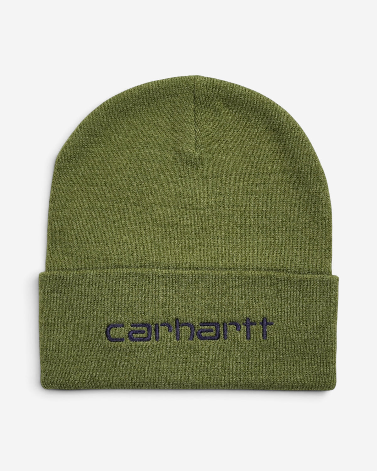 В'язана зимова шапка-біні Carhartt WIP Script Beanie зеленого кольору Highland з фіолетовим вишитим логотипом бренду на закоті.