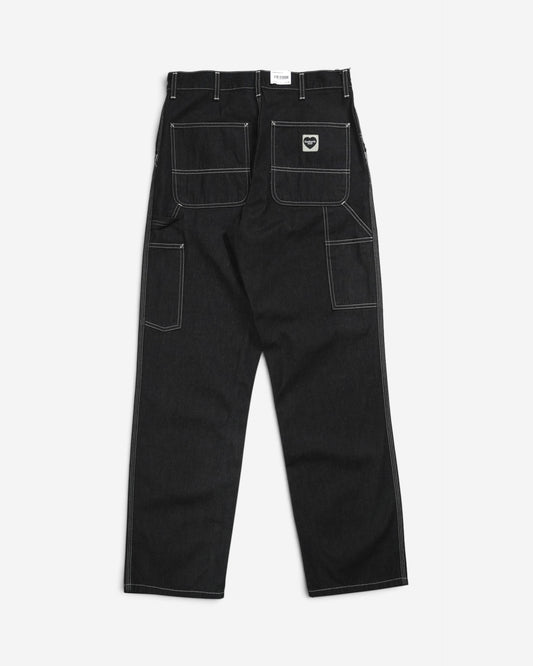 Чорні джинси Carhartt WIP Single Knee Pant, вигляд ззаду, з великими кишенями, контрастною білою строчкою, петлею для інструментів та нашивкою у формі чорного серця.