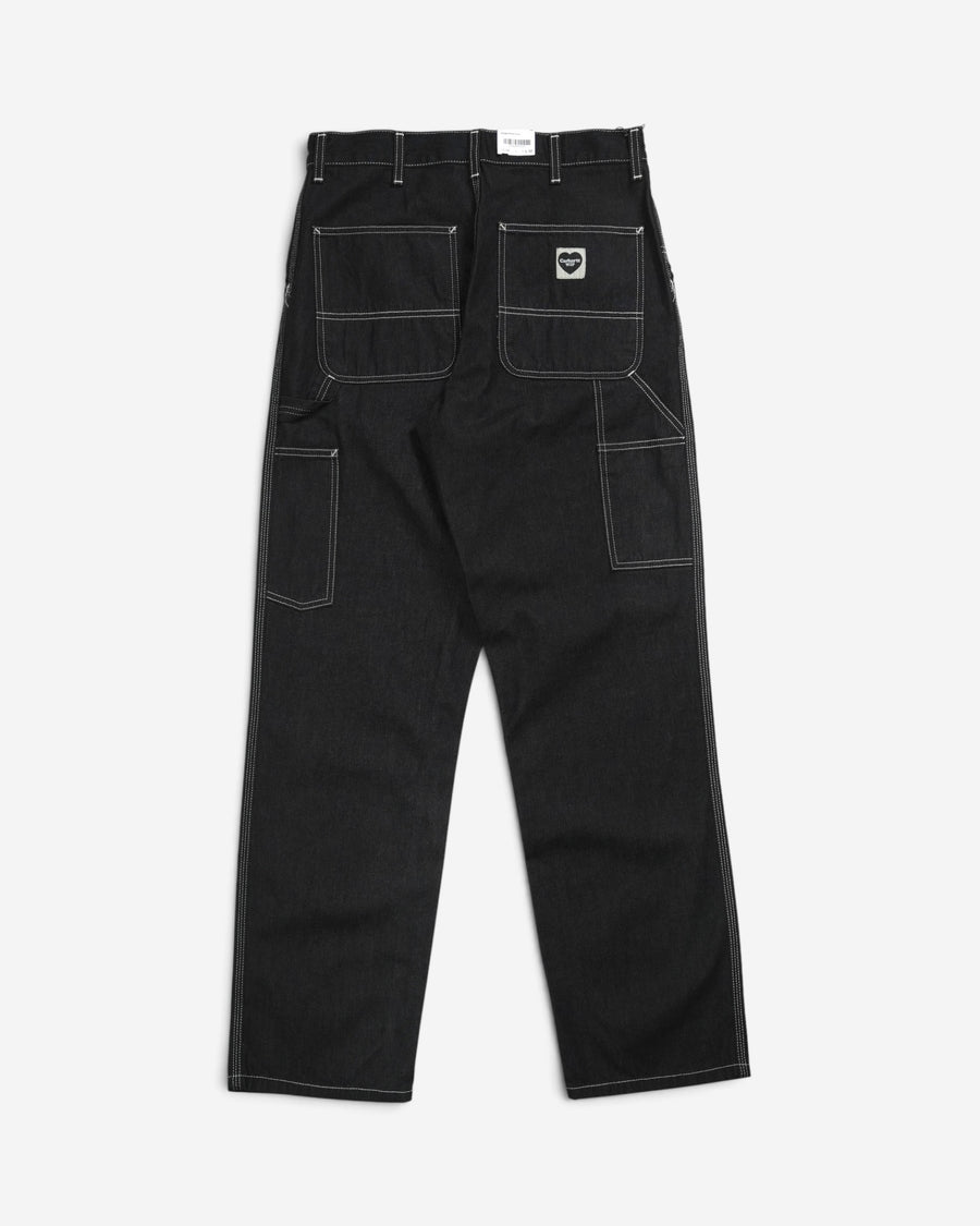 Чорні джинси Carhartt WIP Single Knee Pant, вигляд ззаду, з великими кишенями, контрастною білою строчкою, петлею для інструментів та нашивкою у формі чорного серця.