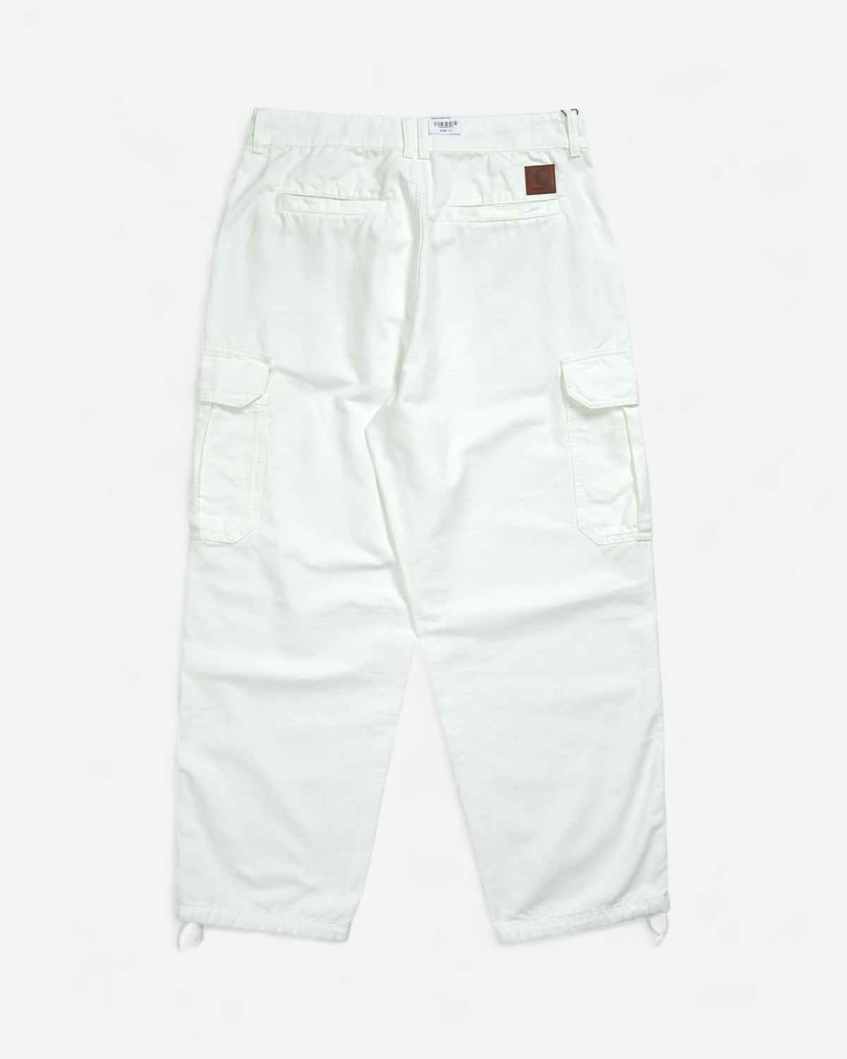 Молочно-білі штани-карго Carhartt WIP Stanton Cargo Pant, вигляд ззаду, з великими накладними кишенями, затяжками знизу та коричневою фірмовою нашивкою.