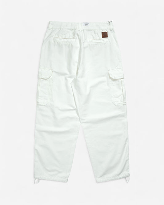 Молочно-білі штани-карго Carhartt WIP Stanton Cargo Pant, вигляд ззаду, з великими накладними кишенями, затяжками знизу та коричневою фірмовою нашивкою.