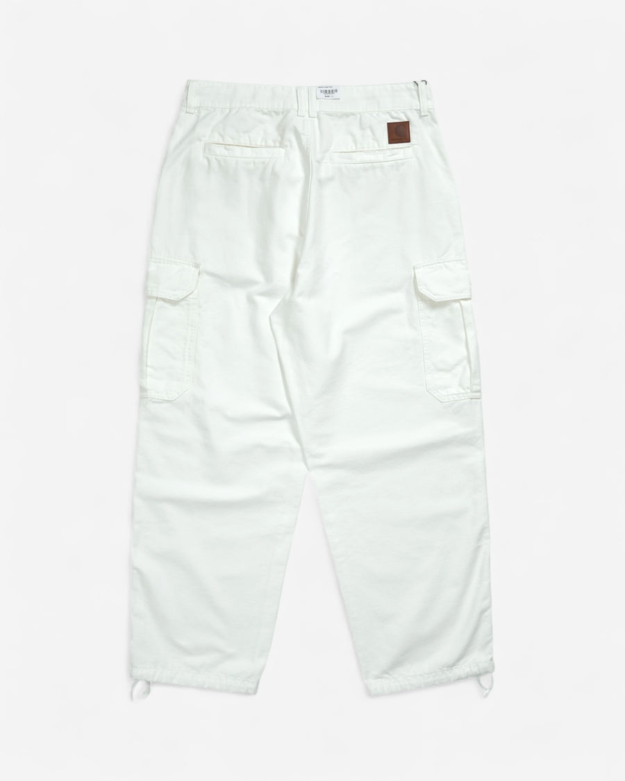 Молочно-білі штани-карго Carhartt WIP Stanton Cargo Pant, вигляд ззаду, з великими накладними кишенями, затяжками знизу та коричневою фірмовою нашивкою.