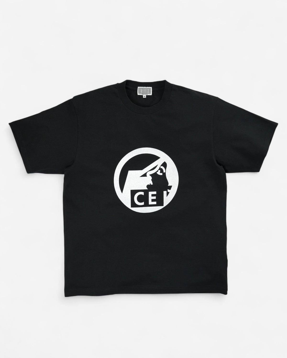Чорна бавовняна футболка Cav Empt Flat Pre Cog з білим круглим логотипом-емблемою та літерами CE по центру грудей.