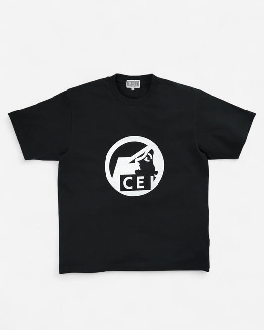 Чорна бавовняна футболка Cav Empt Flat Pre Cog з білим круглим логотипом-емблемою та літерами CE по центру грудей.