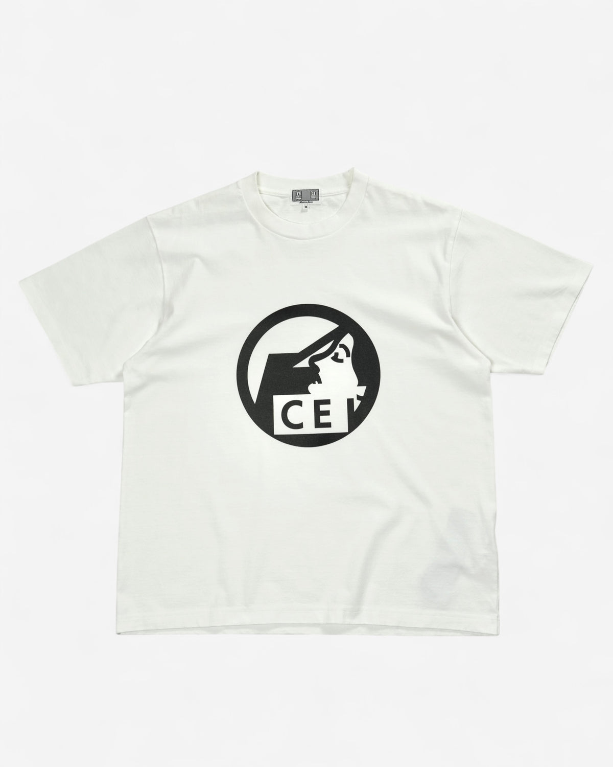 Біла бавовняна футболка вільного крою Cav Empt з великим круглим чорно-білим графічним принтом логотипа CE по центру грудей.