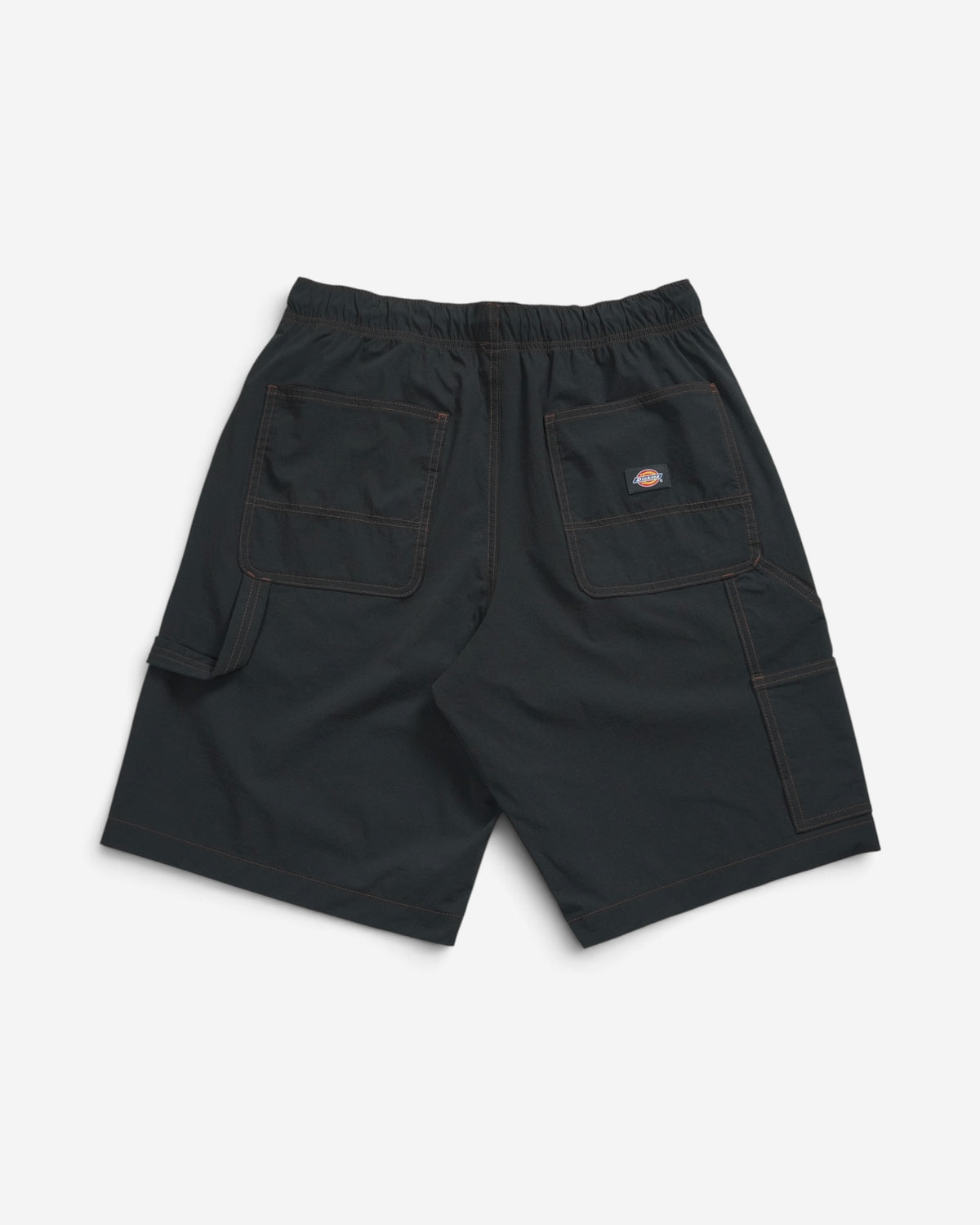 Чорні чоловічі шорти Dickies у робочому стилі, вигляд ззаду, з великими кишенями, петлею для інструментів, еластичним поясом та помаранчевою ниткою швів.