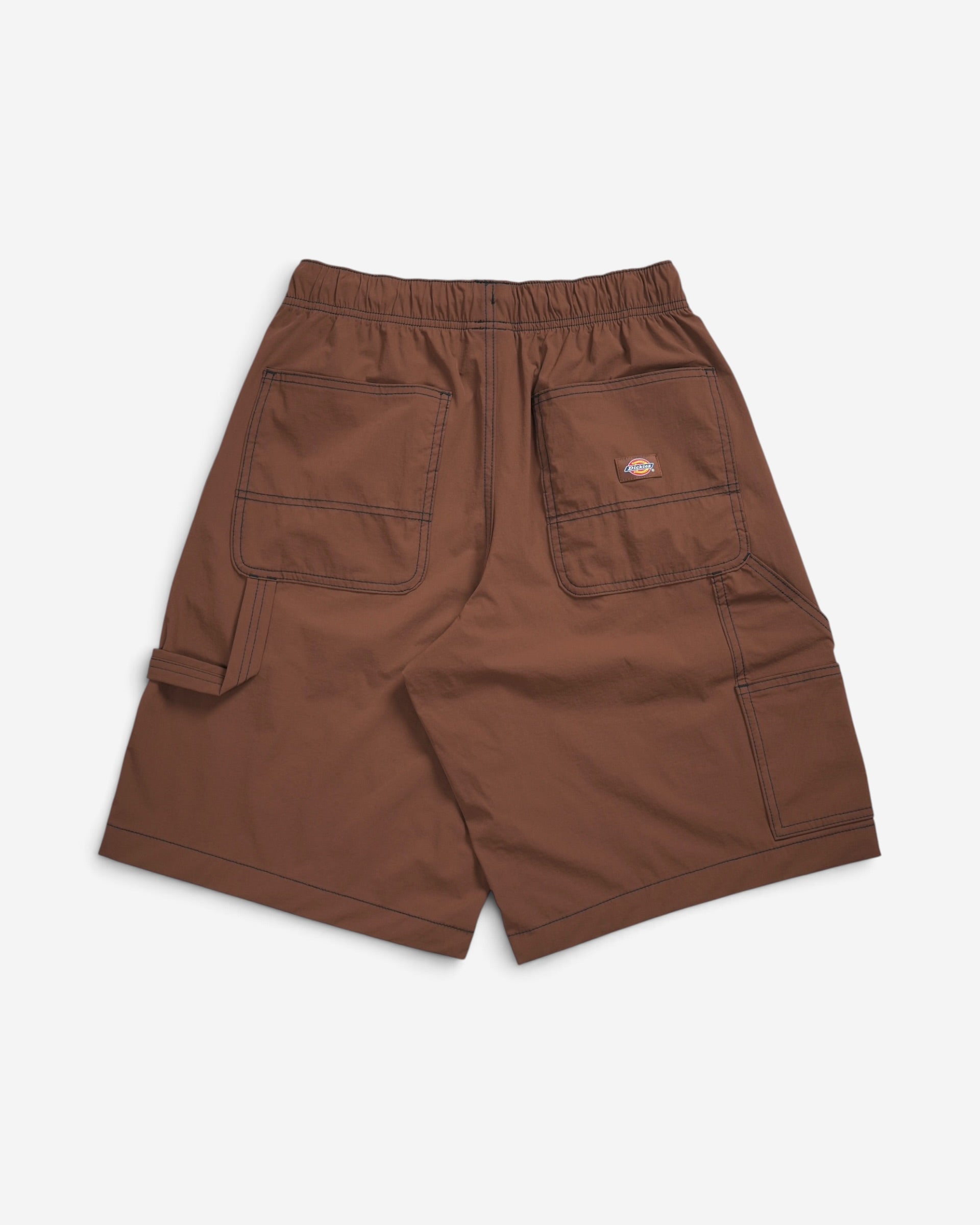 Чоловічі шорти Dickies у робочому стилі, вигляд ззаду, насиченого коричневого кольору Cappuccino з еластичним поясом та накладною кишенею з логотипом бренду.