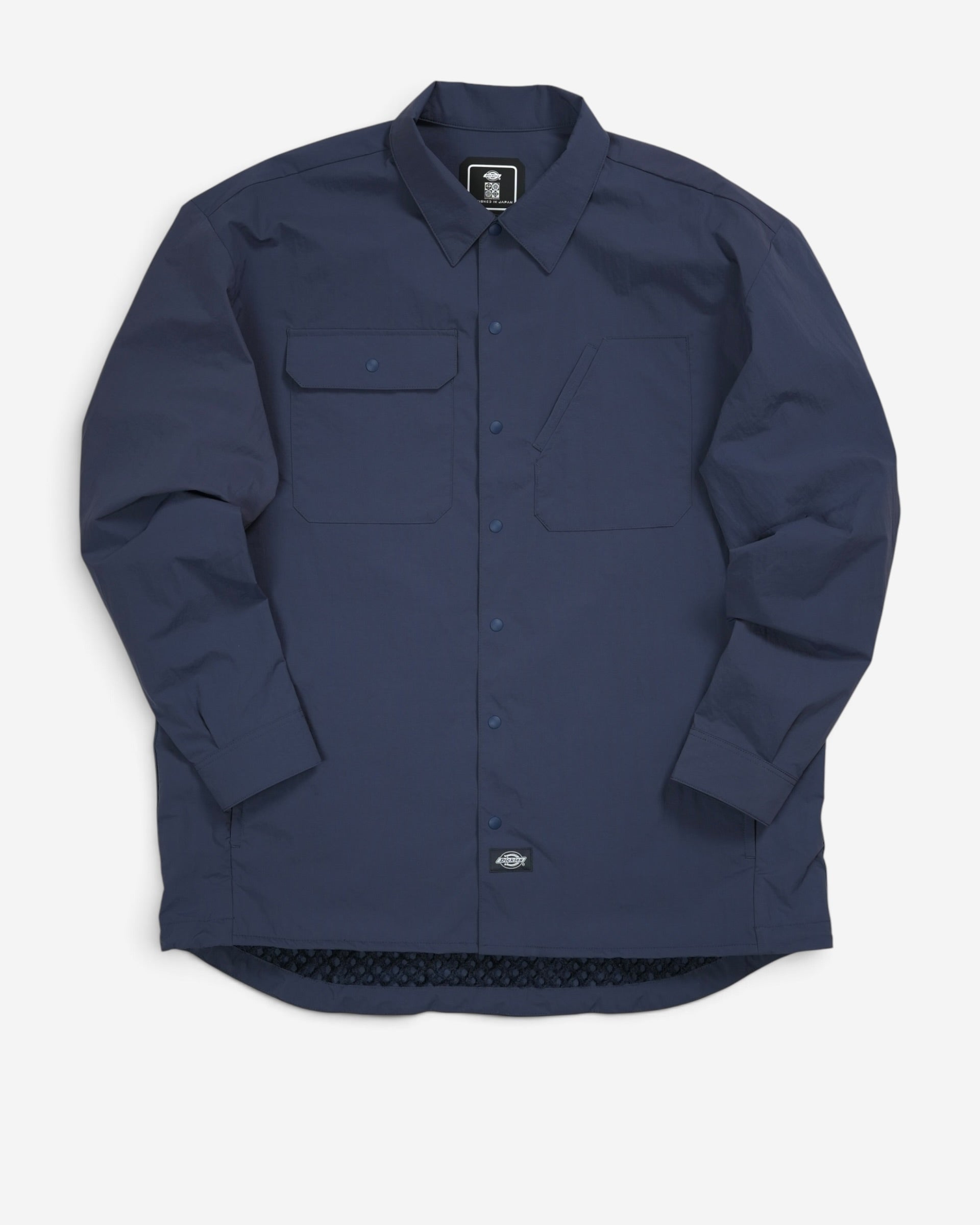 Чоловіча легка сорочка-жакет Dickies темно-синього кольору вільного крою з довгим рукавом, відкладним коміром, кнопками та асиметричними нагрудними кишенями.