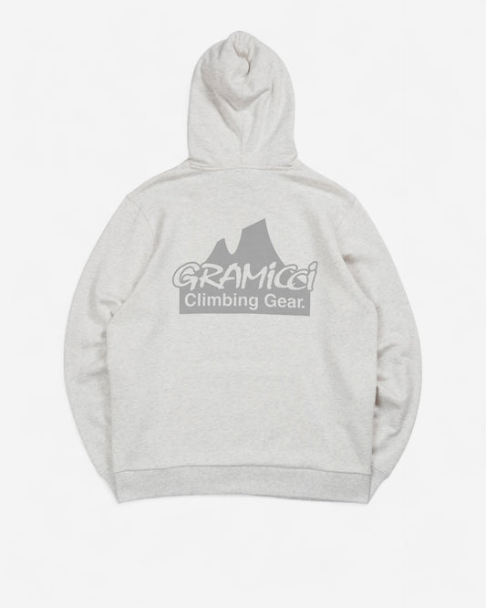 Світло-сіре бавовняне худі Gramicci Climbing Gear з капюшоном на затяжках, кишенею-кенгуру та великим сірим принтом гір і логотипом бренду на спині.