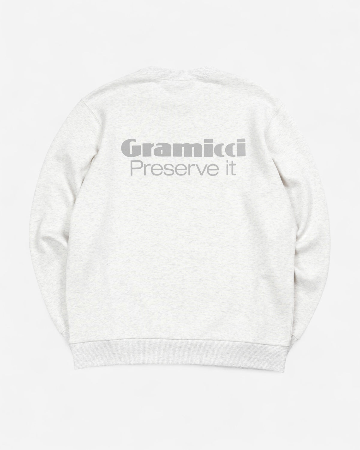 Світло-сірий бавовняний світшот Gramicci Preserve It Crewneck кольору Oatmeal з круглим вирізом, еластичними манжетами та сірим текстовим принтом на спині.