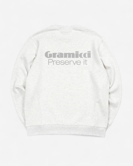 Світло-сірий бавовняний світшот Gramicci Preserve It Crewneck кольору Oatmeal з круглим вирізом, еластичними манжетами та сірим текстовим принтом на спині.