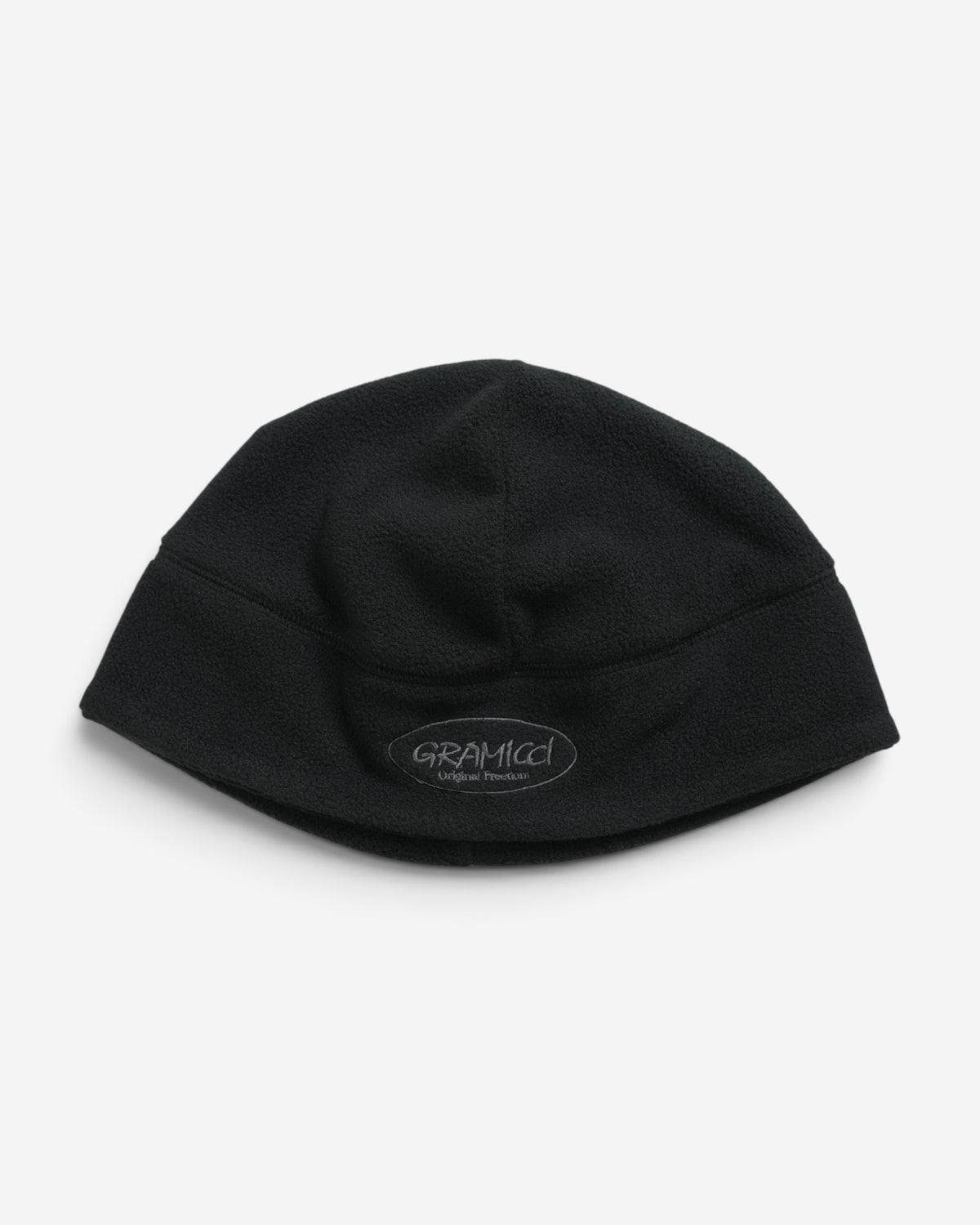 Чорна флісова шапка Gramicci Thermal Fleece Beanie з вишитим овальним логотипом бренду на фронтальній частині.