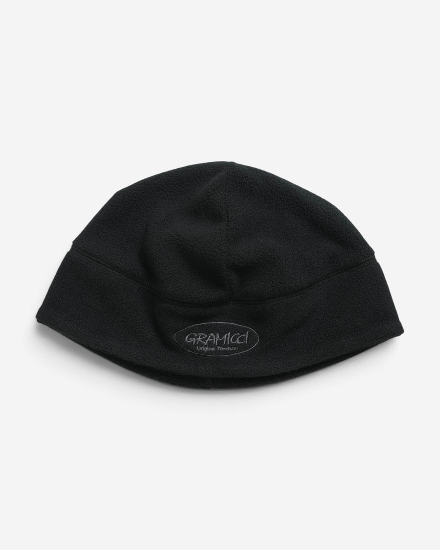 Чорна флісова шапка Gramicci Thermal Fleece Beanie з вишитим овальним логотипом бренду на фронтальній частині.