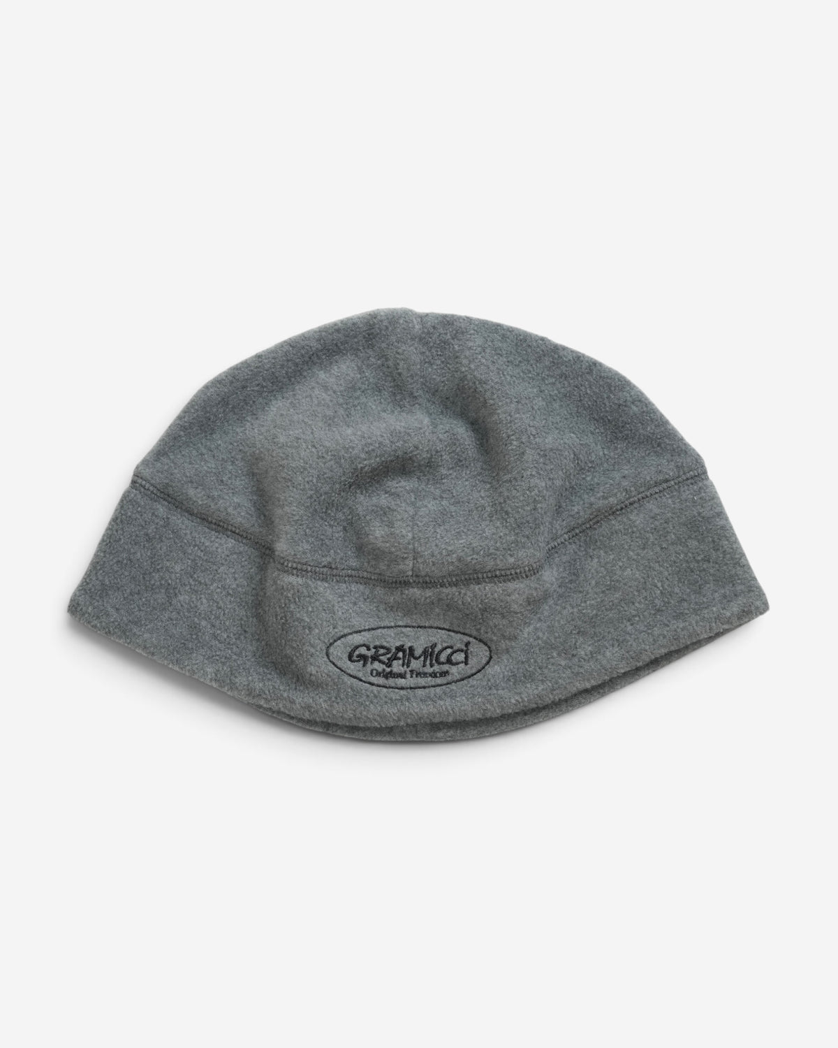 Сіра флісова шапка Gramicci Thermal Fleece Beanie Heather Grey з вишитим овальним логотипом на фронтальній частині.