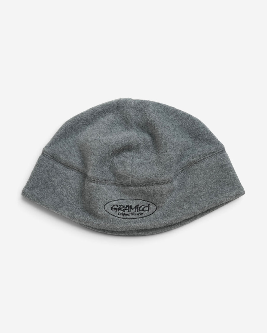 Сіра флісова шапка Gramicci Thermal Fleece Beanie Heather Grey з вишитим овальним логотипом на фронтальній частині.