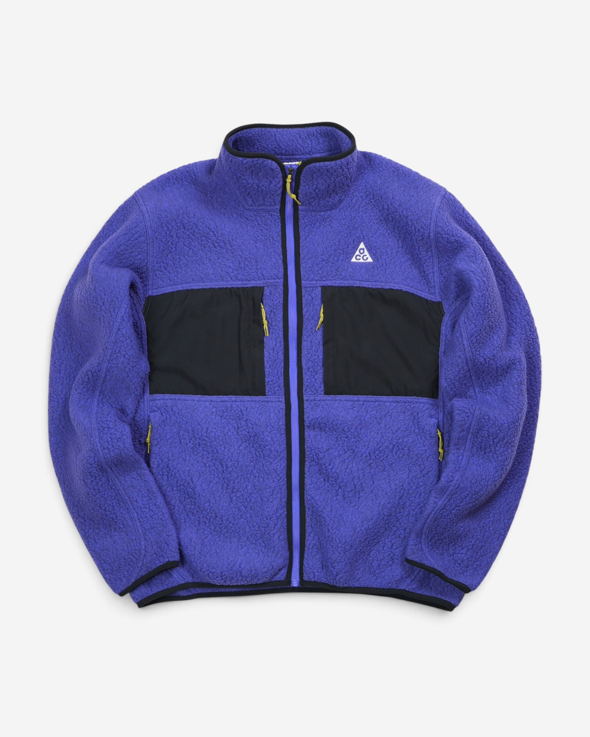 Фіолетова флісова куртка Nike ACG Arctic Wolf Full-Zip з високим коміром, чорними тканинними вставками на грудях та білим трикутним логотипом бренду.