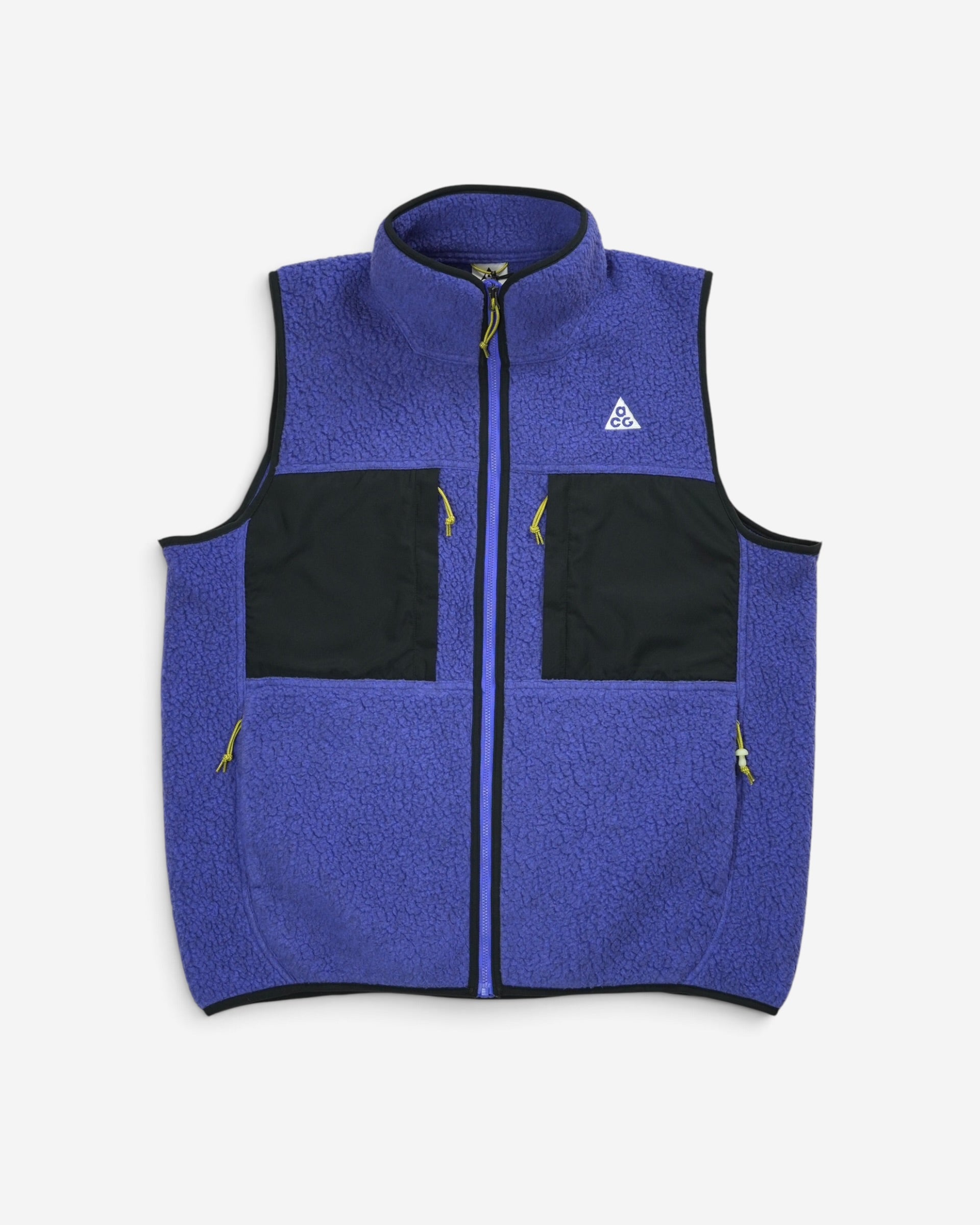 Фіолетовий чоловічий флісовий жилет Nike ACG вільного крою з високим коміром, двома чорними нейлоновими кишенями на грудях та вишитим білим логотипом бренду.