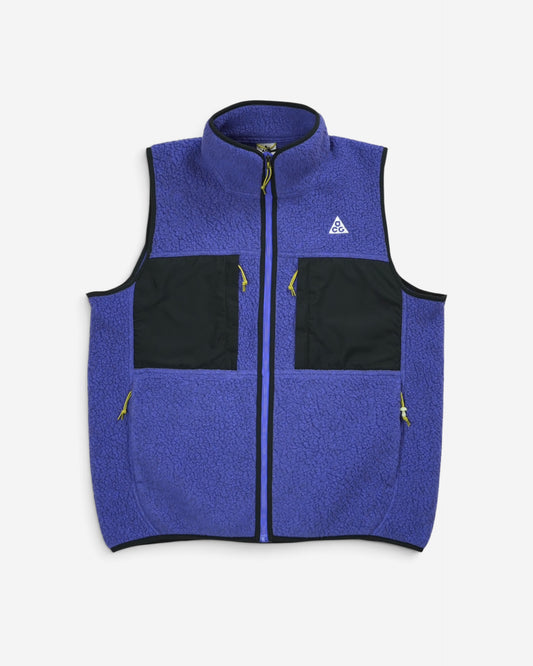 Фіолетовий чоловічий флісовий жилет Nike ACG вільного крою з високим коміром, двома чорними нейлоновими кишенями на грудях та вишитим білим логотипом бренду.