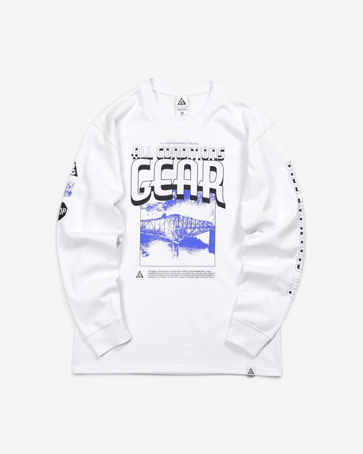  Білий лонгслів Nike ACG Bridge of Gods Long-Sleeve T-Shirt з великим синім графічним принтом моста, написом Gear та малюнками на рукавах.