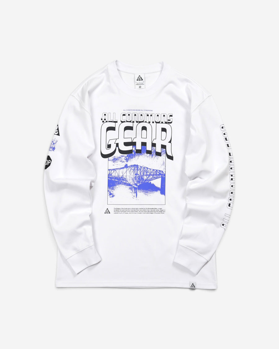  Білий лонгслів Nike ACG Bridge of Gods Long-Sleeve T-Shirt з великим синім графічним принтом моста, написом Gear та малюнками на рукавах.