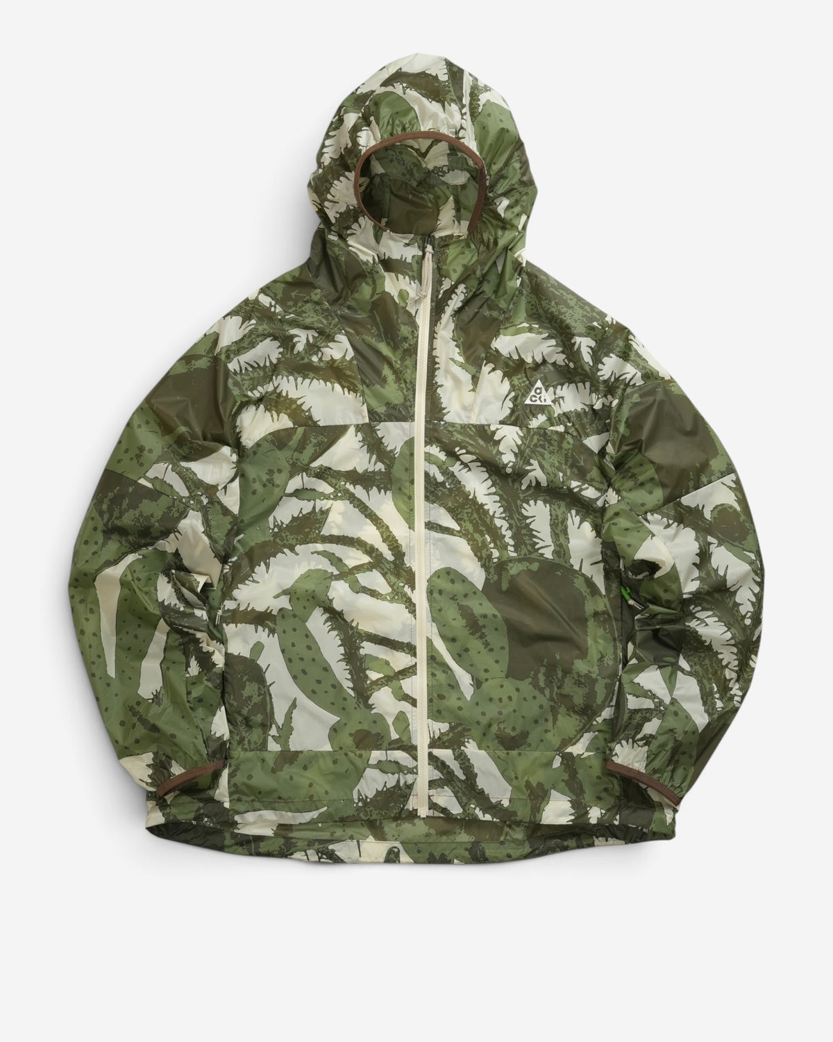 Чоловіча куртка-вітровка Nike ACG Cinder Cone з кактусовим принтом у кольорах Light Khaki та Mosswood Brown, з капюшоном та блискавкою.