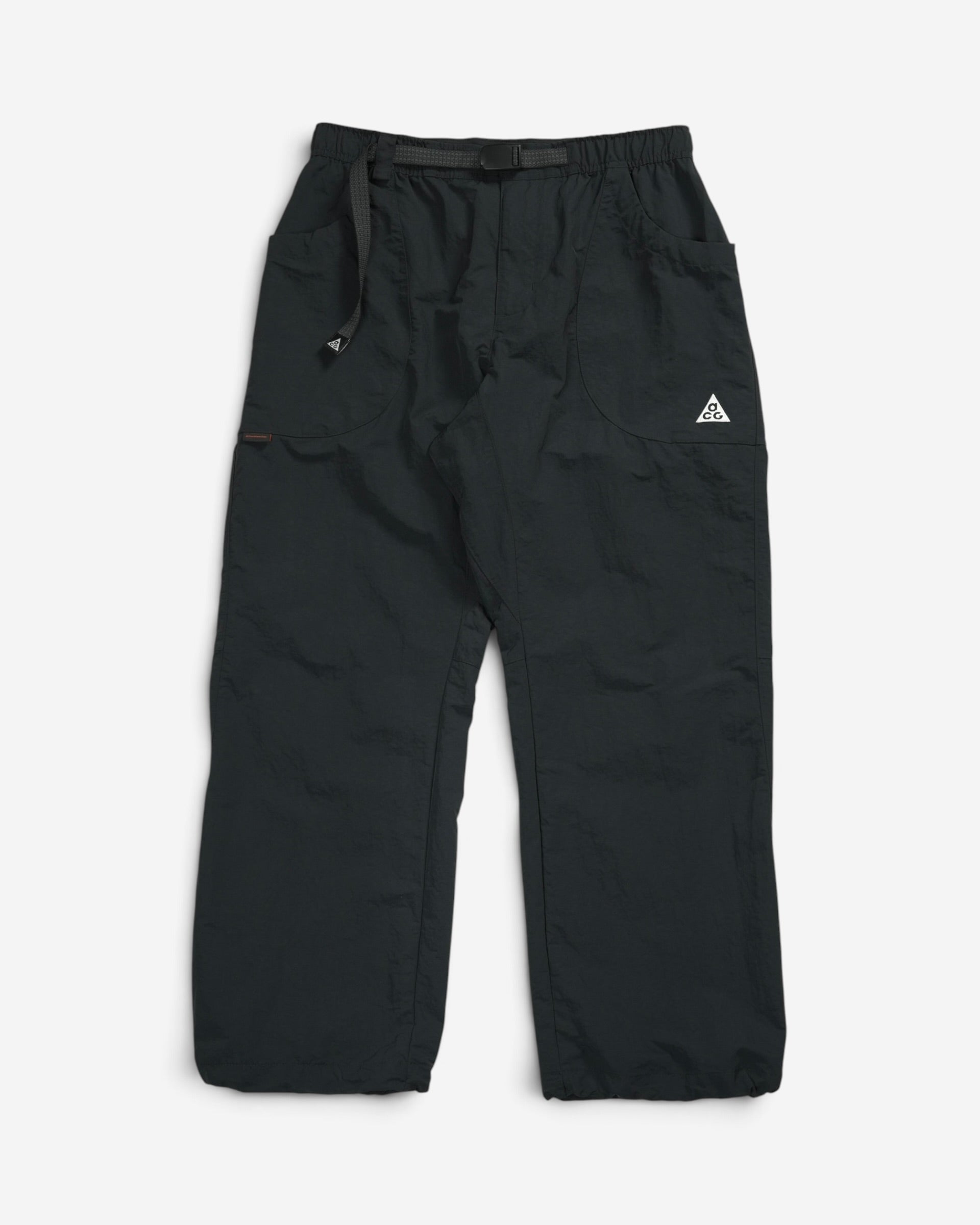 Чорні трекінгові штани Nike ACG Dolomiti з еластичним вбудованим поясом і білим вишитим трикутним логотипом бренду на лівій кишені.