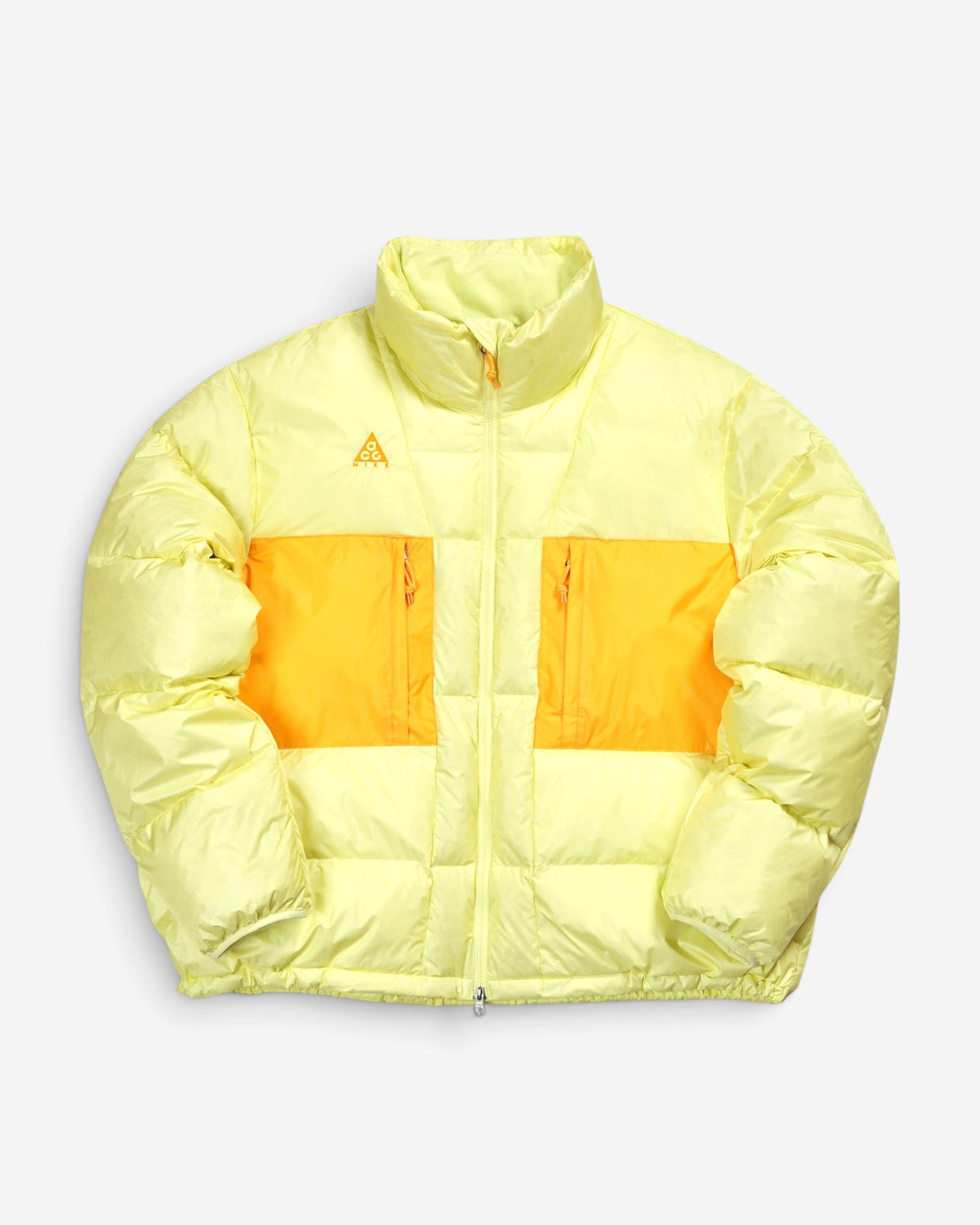  Лимонно-жовтий пуховик Nike ACG Down Fill Jacket з помаранчевими нагрудними кишенями, високим коміром та вишитим трикутним логотипом.