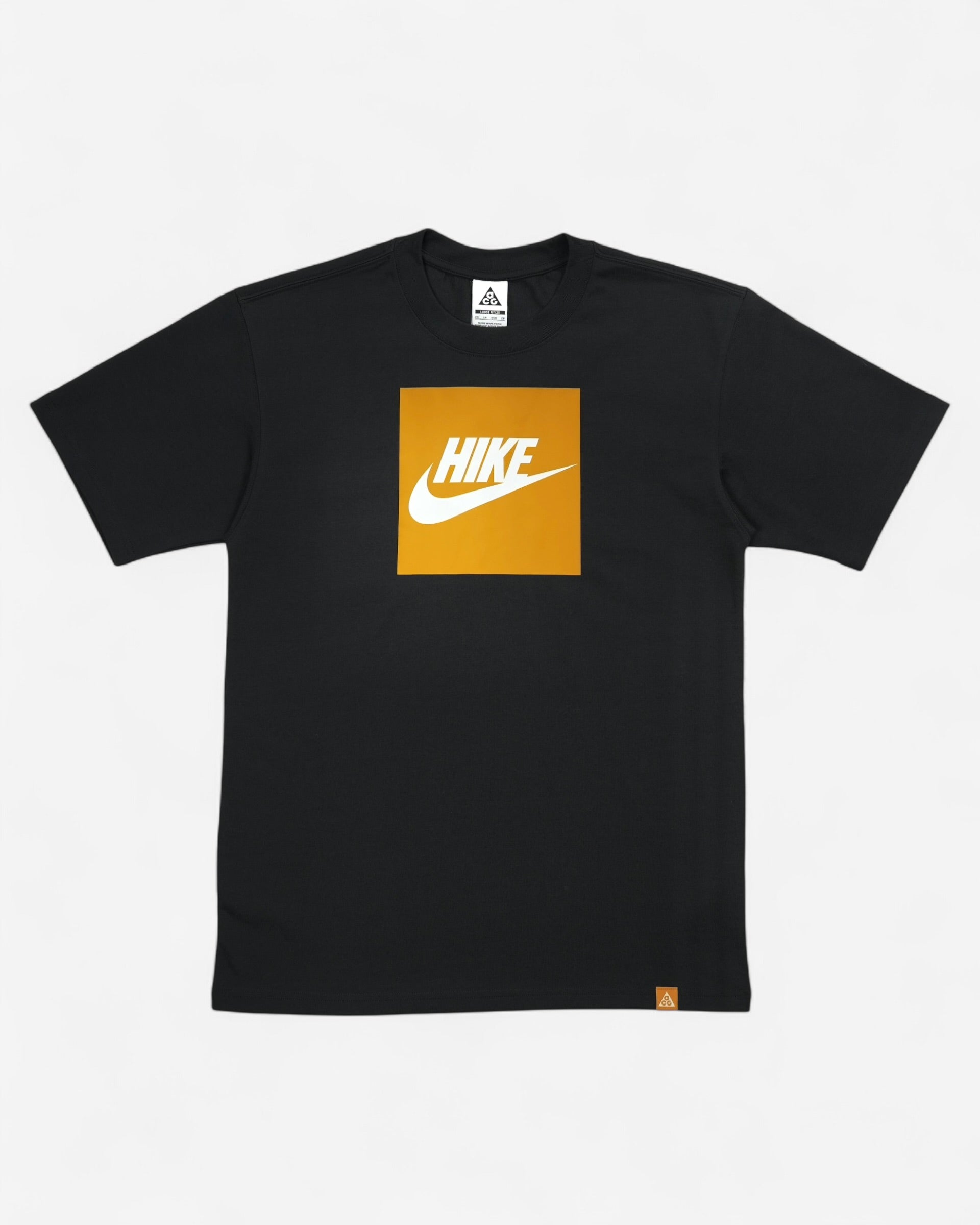 Чорна футболка вільного крою Nike ACG з великим помаранчевим квадратним принтом та білим написом Hike зі свушем по центру грудей.