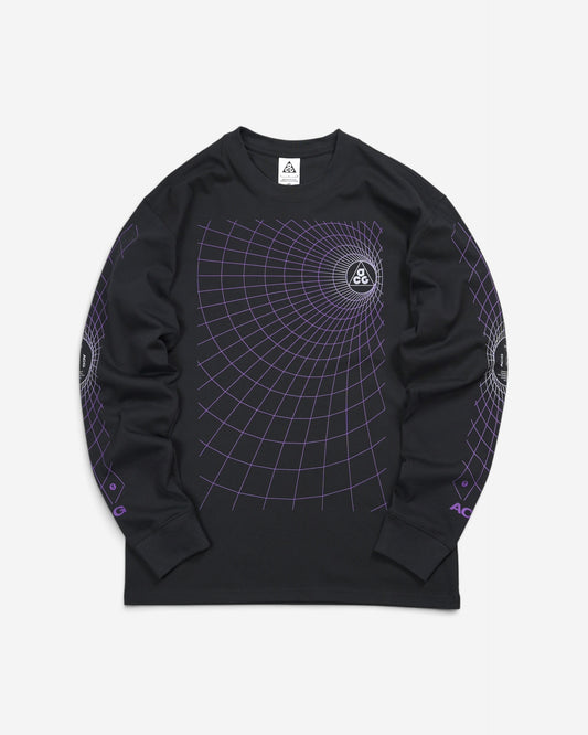 Чорний лонгслів Nike ACG Manhole Long-Sleeve T-Shirt з фіолетовим принтом тривимірної сітки на грудях та рукавах і круглим вирізом горловини.