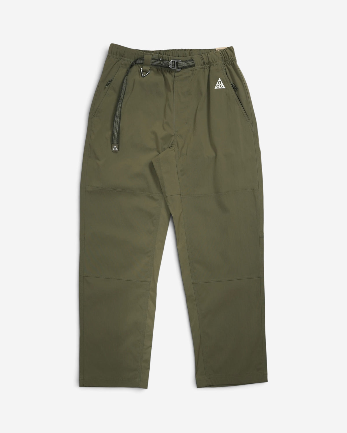 Оливкові штани Nike ACG UV Hiking Pants з еластичним поясом, вбудованим чорним ременем та білим вишитим трикутним логотипом на лівому стегні.