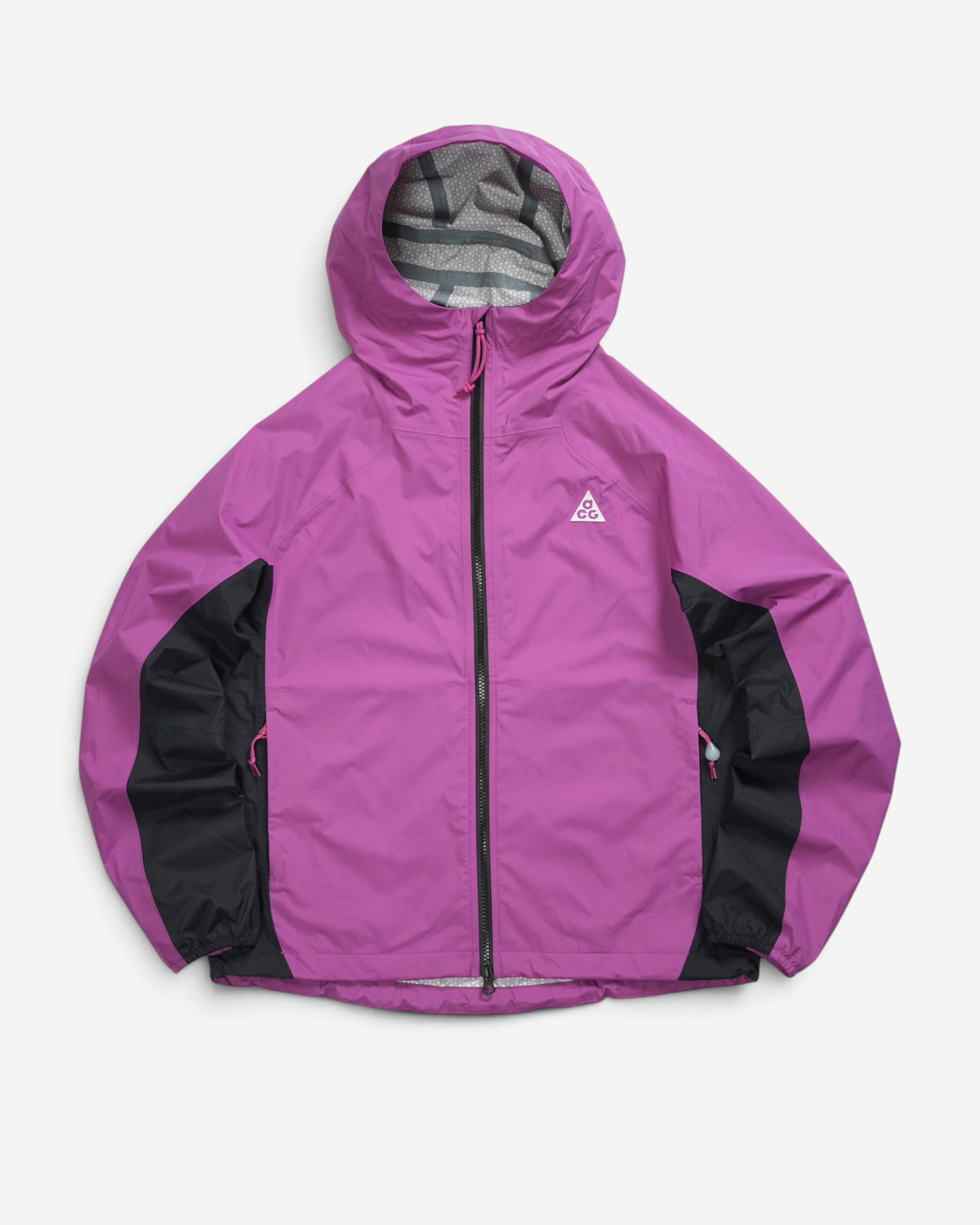 Жіноча технологічна куртка вітровка Nike ACG Phantazma Storm-FIT ADV яскраво-фіолетового кольору з чорними вставками та капюшоном.
