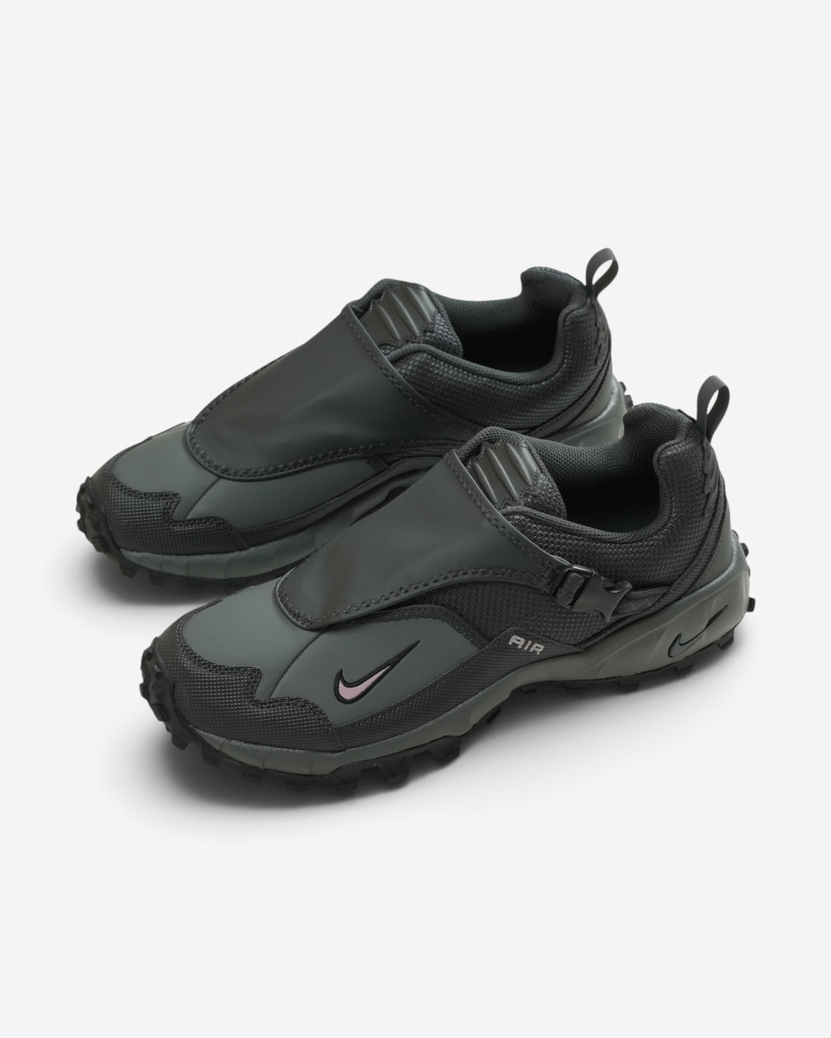  Чоловічі кросівки Nike ACG Phassad у кольорі Anthracite / Mink / Iron Grey / Black із захисною накладкою на шнурівці та рельєфним протектором.