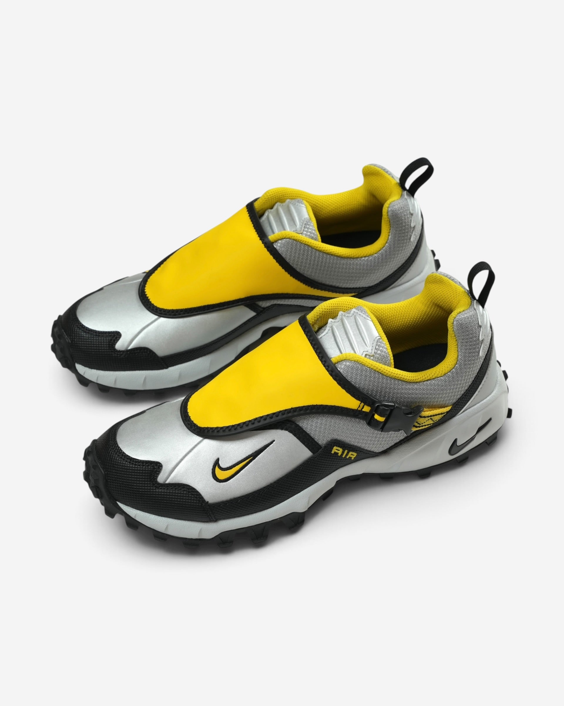 Сріблясто-жовті кросівки Nike ACG Phassad із чорними захисними вставками, великим жовтим клапаном на пластиковому фіксаторі та чіпким протектором.